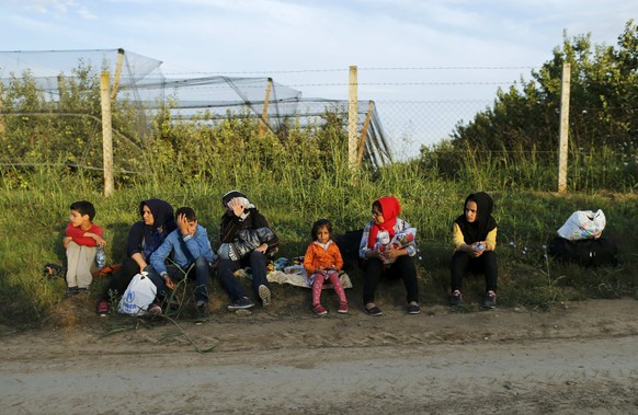 A group of migrants rest on the Serbian side of the border near Sid, Croatia September 16, 2015. Croatia found itself dragged into Europe's migrant crisis on Wednesday as dozens walked through fields across Serbia?s border with its western neighbor, rerouted by bus after Hungary locked down its own frontier with Serbia. REUTERS/Antonio Bronic 