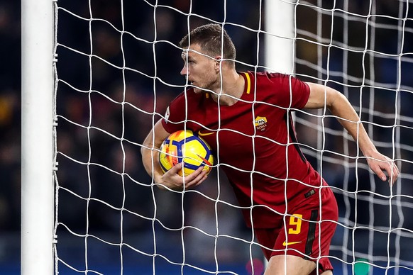 epa06421282 As Roma&#039;s Edin Dzeko (L) jubilates after scoring the 1-2 goal during the Italian Serie A soccer match AS Roma vs Atalanta BC at Olimpico stadium in Rome, Italy, 06 January 2018. EPA/A ...