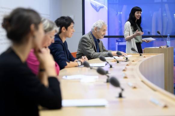 Rebecca Panian, rechts, spricht an der Seite von die Mitglieder des Komitees, Lorenza Giorla, Elli von Planta, Kalina Anguelova, Oswald Sigg, von links, waehrend einer Medienkonferenz von der Verein G ...