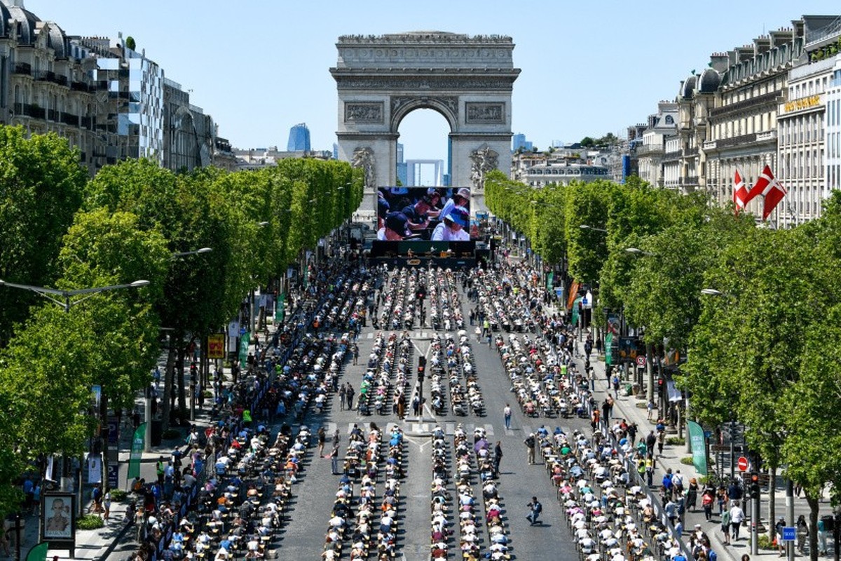 Grösstes Diktat der Welt auf der Champs-Elysées. Weltrekord. 4. Juni 2023.
