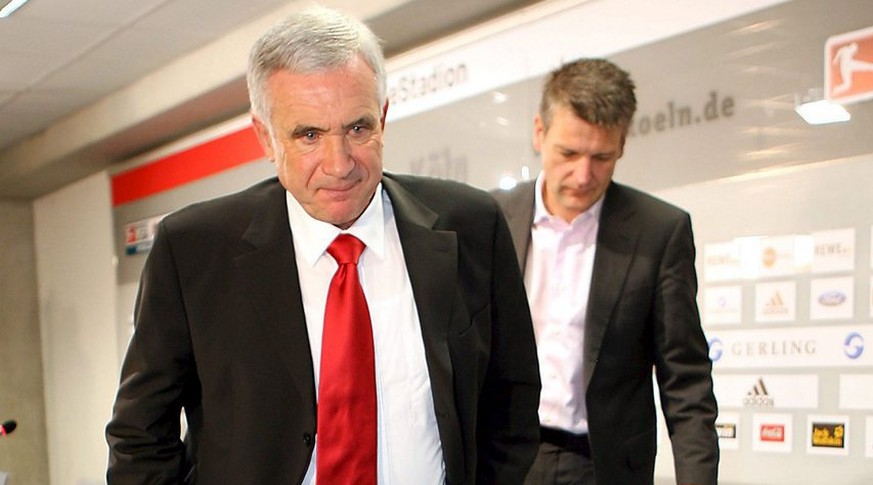 1. FC Cologne coach, Hanspeter Latour, leaves the podium after announcing his dismissal during a press conference in Cologne, Germany, Thursday 09 November 2006. The second division team draws the con ...