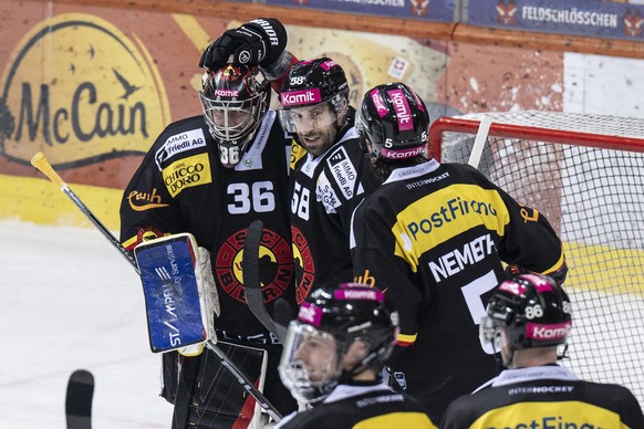 Torhueter Adam Reideborn (SCB), Romain Loeffel (SCB) und Patrik Nemeth (SCB), von links, feiern den Sieg im Spiel der Eishockey National League zwischen SC Bern, SCB, und HC Davos, HCD, vom Samstag, 2 ...