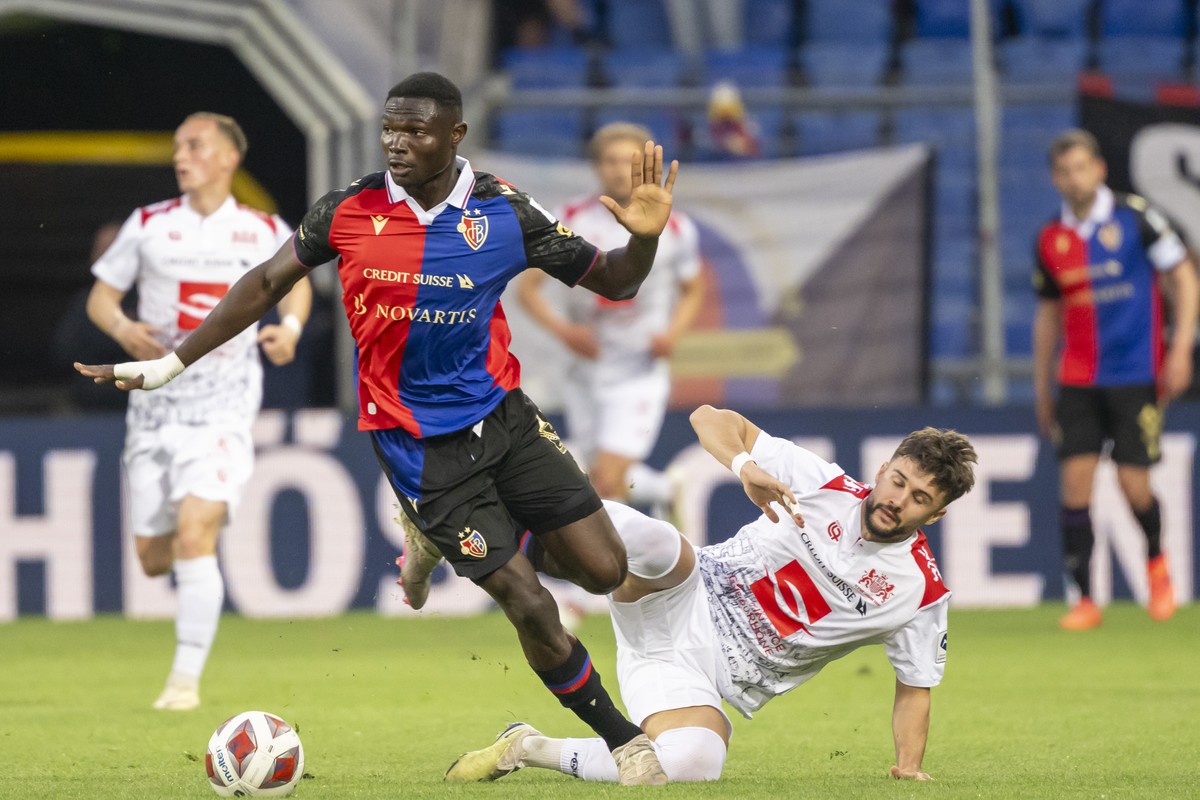 Jonas Adjetey (FCB), links, gegen Vitalie Damascan (SLO), rechts, im Fussball Meisterschaftsspiel der Relegation Group der Super League zwischen dem FC Basel 1893 und dem FC Stade Lausanne-Ouchy im St ...