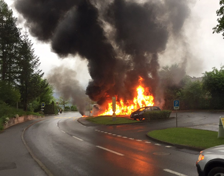 Der Bus im Vollbrand.