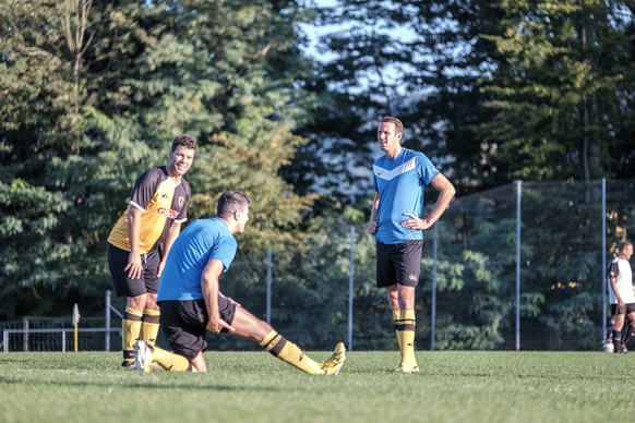 Marco Streller und seine neuen Teamkollegen warten in Biel-Benken auf Gegner Alex Frei.