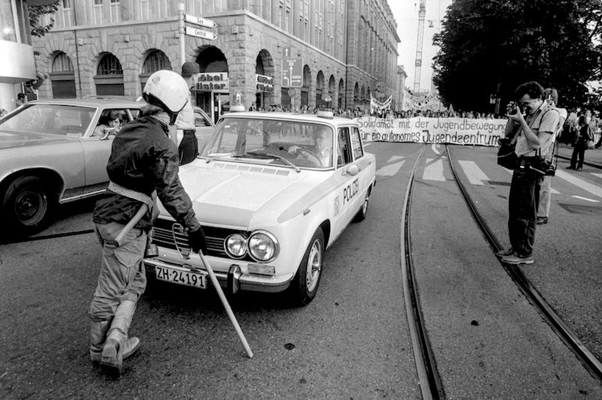 Patrouillenwagen: Alfa Romeo Giulia Super der Stadt-Zürcher Polizei im Einsatz bei den Jugendunruhen 1980

https://www.zwischengas.com/de/bilder/Blog2025/04-2025/StaPoZuerichAlfaGiulia1980.jpg