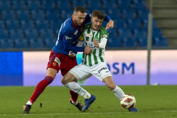 Basels Pajtim Kasami, links, im Kampf um den Ball gegen St. Gallens Betim Fazliji, rechts, im Fussball Meisterschaftsspiel der Super League zwischen dem FC Basel 1893 und dem FC St. Gallen 1879 im Sta ...