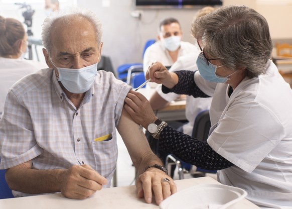 Afet impft sich gegen das Coronavirus mit dem Covid-19 Impfstoff Moderna in der Mekka Moschee in Schaffhausen, aufgenommen am Freitag, 17. September 2021. (KEYSTONE/Ennio Leanza)