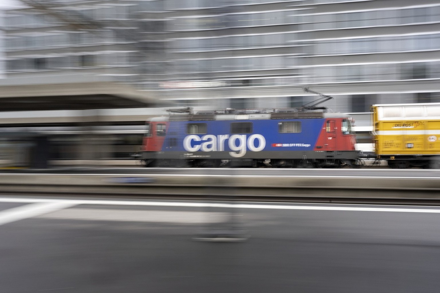 Eine SBB Cargo-Lokomotive und ein Waggon der Schweizer Post, fotografiert im Bahnhof Zuerich Altstetten am 27. Dezember 2021. (KEYSTONE/Gaetan Bally)..........