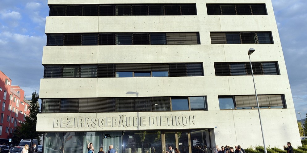 Das Bezirksgericht Dietikon verurteilte den 23-jährigen Schweizer zu einer Freiheitsstrafe von 30 Monaten, wovon er sechs tatsächlich absitzen muss.