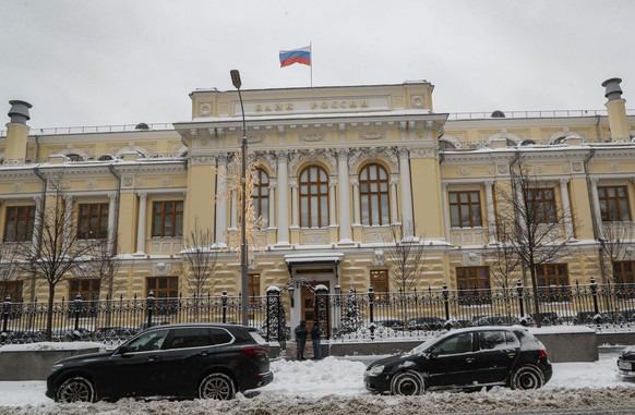 epa11030639 Russian policemen guard near entrance of the Russia&#039;s Central Bank headquarter building in Moscow, Russia, 15 December 2023. The Board of Directors of the Bank of Russia decided to in ...