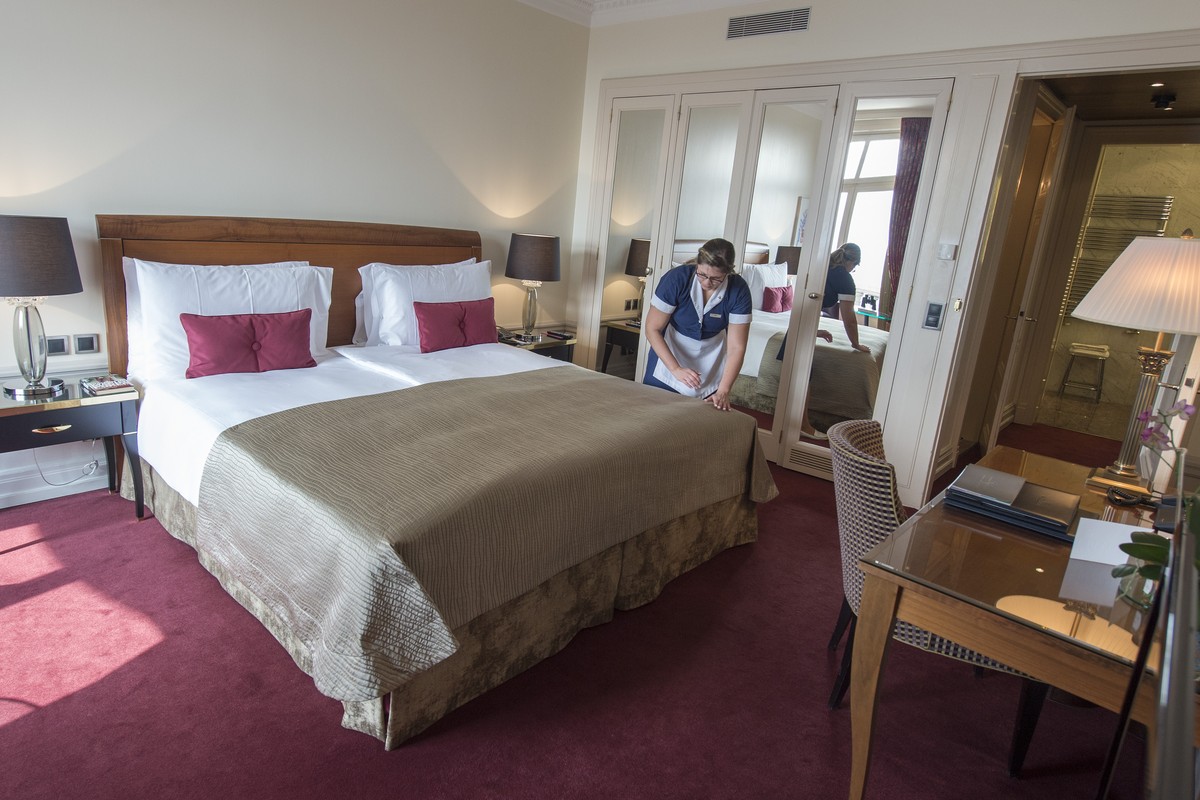 Eine Zimmerdame arbeitet waehrend einem Tag der offenen Zimmertueren und dem Motto "Please Disturb" im Namen von HotellerieSuisse, in einem Einerzimmer des Fuenfsterne-Hotels Bellevue am Son ...