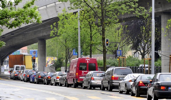 Stundenlange Staus in Zuerich am Montag, 4. Mai 2009 nach der Eroeffnung des Jahrhundertbauwerk &quot;Westumfahrung&quot;. Die Westumfahrung Zuerich ist in der Nacht auf Montag dem Verkehr uebergeben  ...