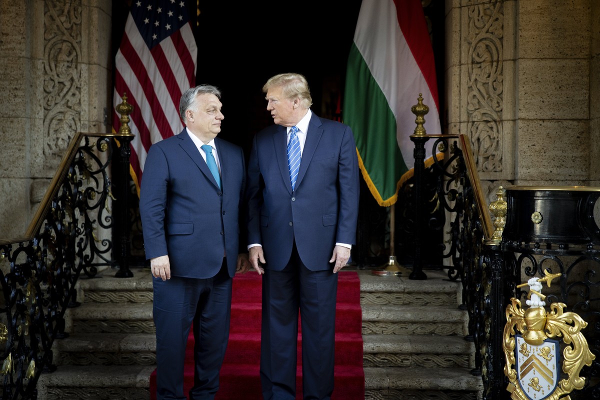 epa11208138 A handout photo made available by the Hungarian Prime Minister's Office shows ..former US President and Republican presidential candidate Donald Trump (R) and Hungarian Prime Minister ...