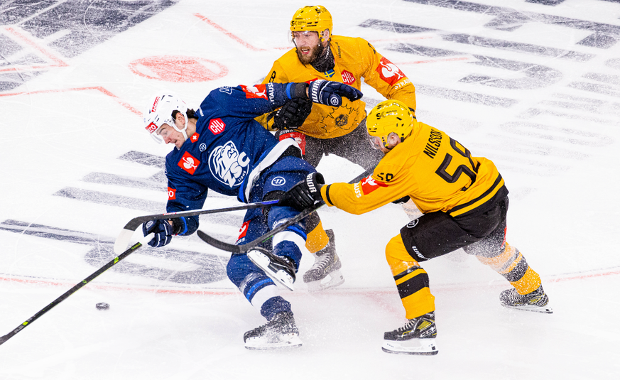 Die beiden Skelleftea Verteidiger 8 Petter Granberg und 58 Oscar Nilsson nehmen den Zürcher 42 Alexandre Texier in die Mangel. (Zürich, Schweiz, 22.11.2022) Eishockey *** Skelleftea defensemen 8 Pette ...