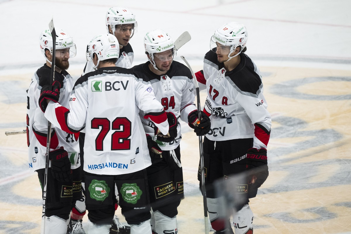 Lausanne's player Tim Bozon celebrates 3-4 goal, during the preliminary round game of National League A (NLA) Swiss Championship 2023/24 between HC Lugano against HC Lausanne, at the Corner Arena ...