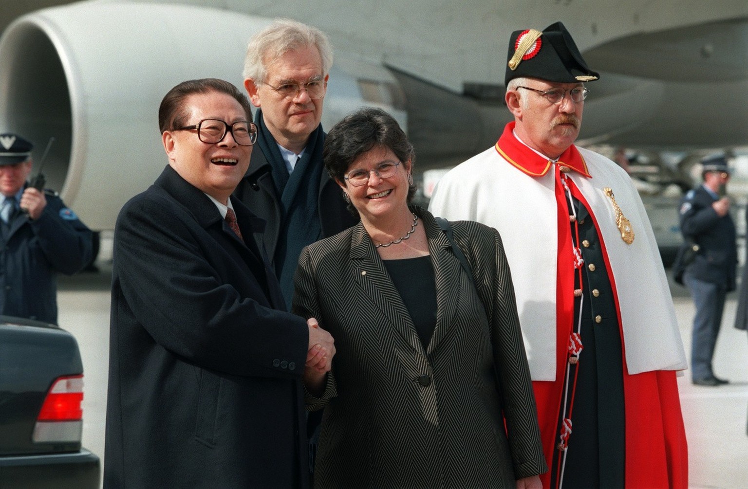 Federal councillor Ruth Dreifuss greets the Chinese President Jiang Zemin (left) upon his arrival in Geneva-Cointrin, Switzerland, on March 25, 1999. (KEYSTONE/Str)

Bundesraetin Ruth Dreifuss begrues ...