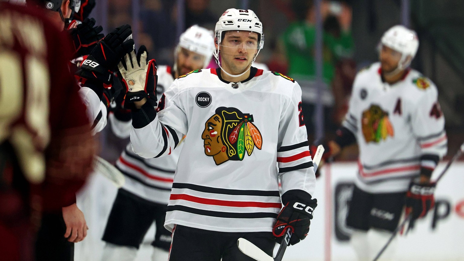 NHL, Eishockey Herren, USA Chicago Blackhawks at Arizona Coyotes Mar 5, 2024 Tempe, Arizona, USA Chicago Blackhawks center Philipp Kurashev 23 celebrates with the bench after scoring a goal during the ...