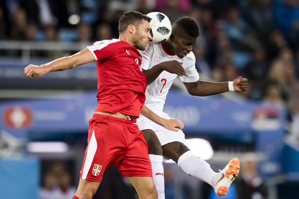 epa06832071 Serbia's defender Dusko Tosic (L) fights for the ball with Switzerland's forward Breel Embolo during the FIFA World Cup 2018 group E preliminary round soccer match between Switzerland and  ...