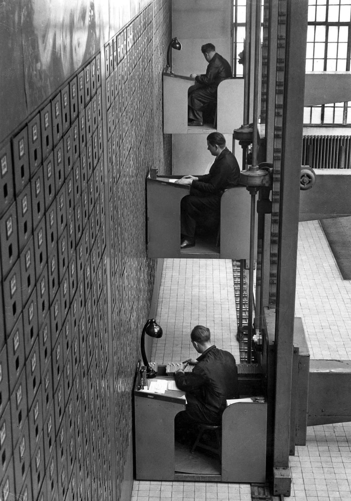 Beamte bei der Arbeit, 1937.&nbsp;