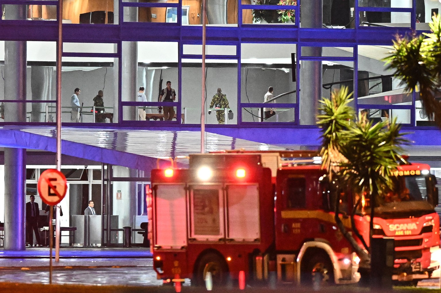 epa11719870 Bomb-disposal experts raid Planalto Palace searching for explosive devices, following the detonation of a device outside the Supreme Court in Brasilia, Brazil, late 13 November 2024 (issue ...