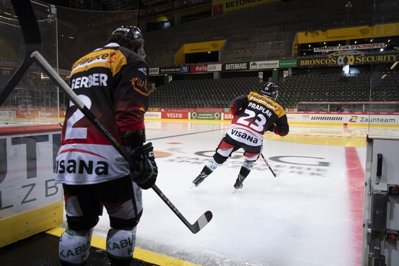 Berns Beat Gerber, links, und Berns Vincent Praplan, kommen auf dem Eis, beim Eishockey Meisterschaftsspiel der National League zwischen dem SC Bern und den HC Fribourg Gotteron, in der Postfinance Ar ...