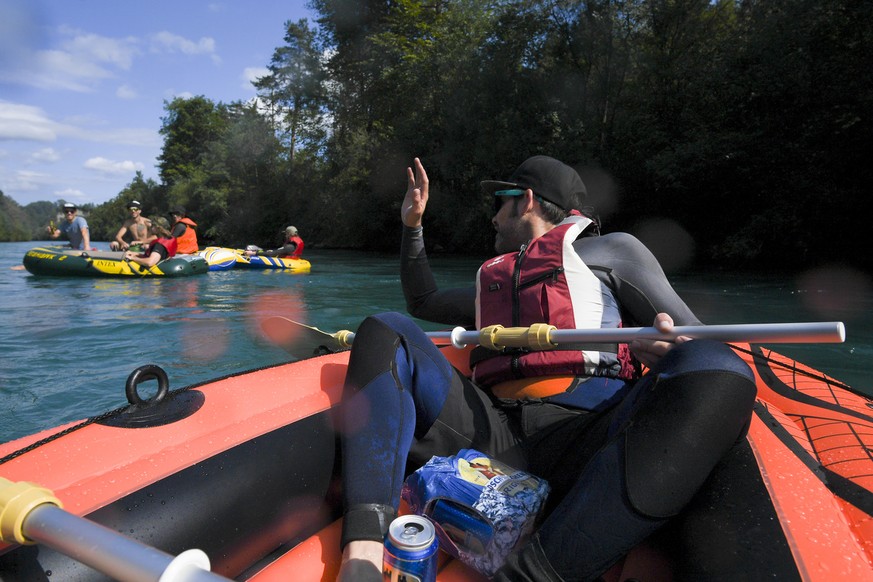 People enjoy the sun on the Aare River between Thun and Bern, Switzerland, this Sunday, August 20, 2017. (KEYSTONE/Anthony Anex)