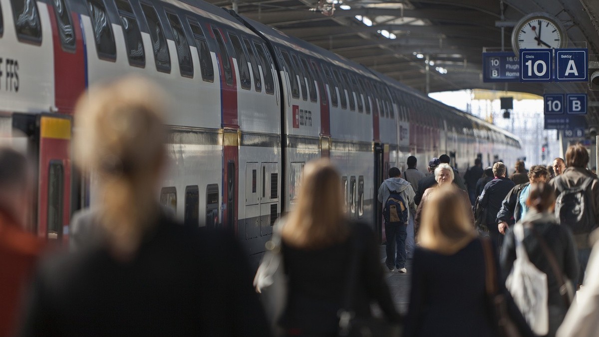 Pendler am fruehen Abend im Zuercher Hauptbahnhof vor dem Inter City nach St. Gallen, aufgenommen am 3. April 2012. (KEYSTONE/Gaetan Bally)