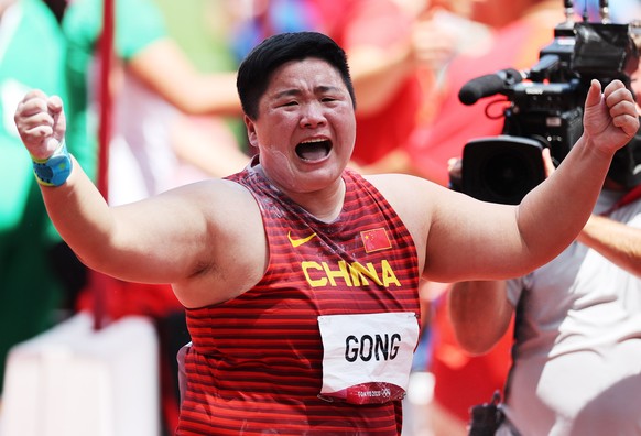 epa09383695 Gong Lijiao of China celebrates after winning the Women&#039;s Shot Put Final during the Athletics events of the Tokyo 2020 Olympic Games at the Olympic Stadium in Tokyo, Japan, 01 August  ...