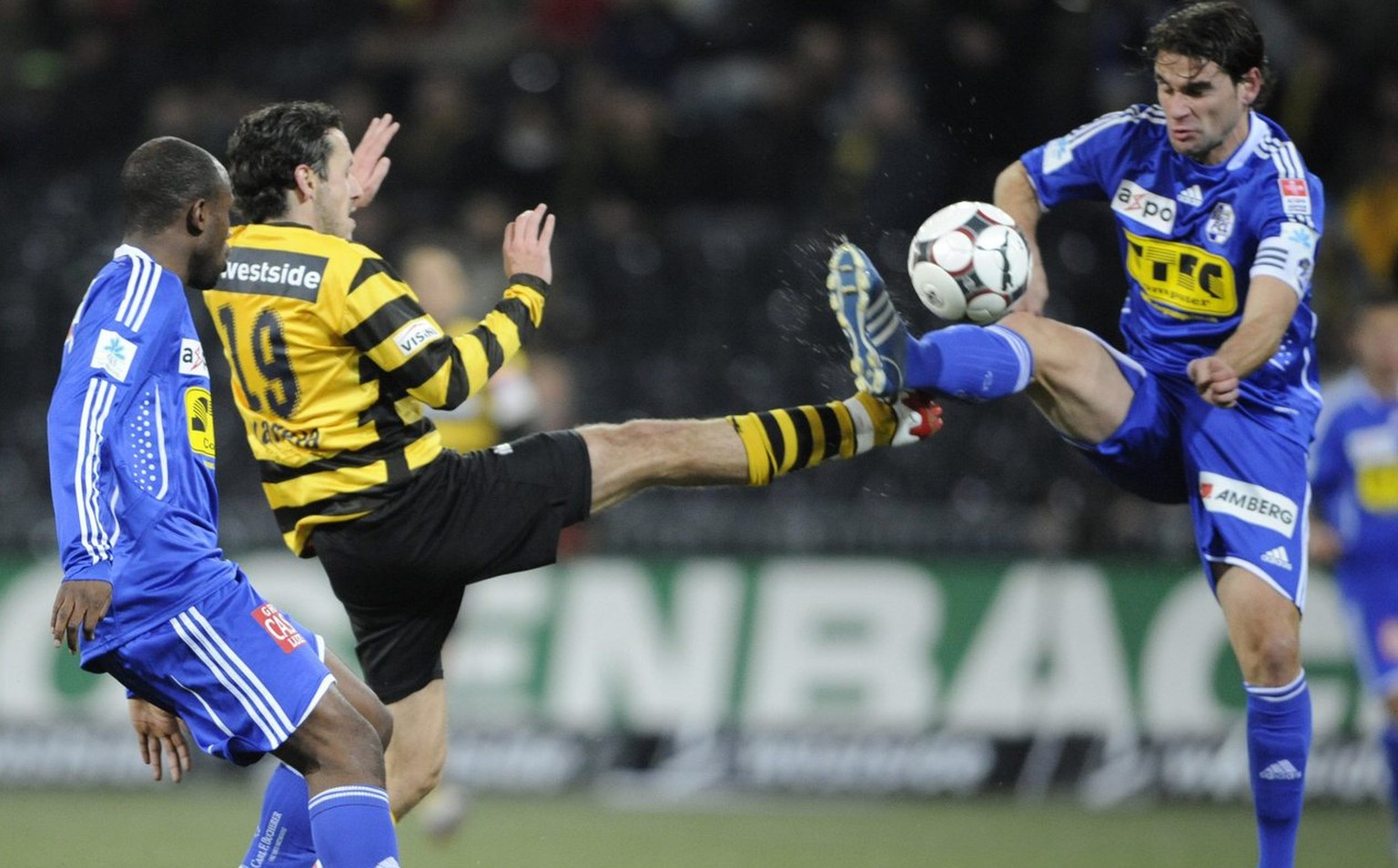 Thomas Haeberli, Mitte, von den Berner Young Boys, im Kampf um den Ball gegen Bertin Frantz, links, und Seoane Gerardo, rechts, vom FC Luzern, im Super League Fussball Meisterschaftsspiel zwischen dem ...