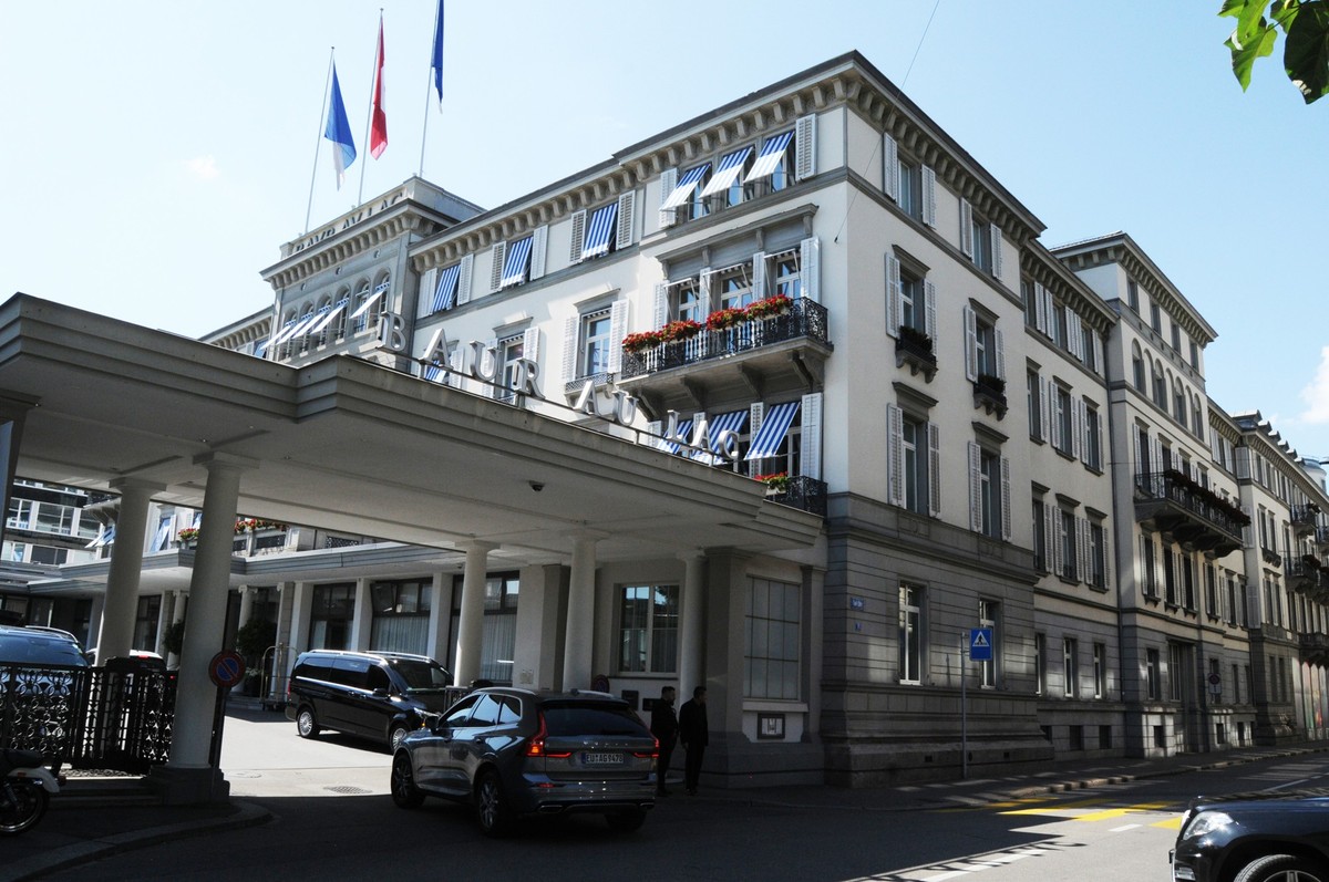 Switzerland: The luxury Hotel Baur au Lac at Zürich city, Switzerland: The entrance of the luxury Hotel Baur au Lac at Z