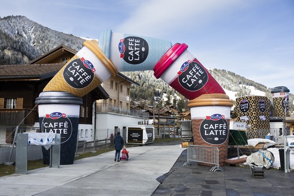 Ein Emmi Caffe Latte Bogen steht in der Naehe des Zielraums des Ski Weltcuprennens am Chuenisbaergli, am Donnerstag, 4. Januar 2024, in Adelboden. Am kommenden Wochenende sind ein Riesenslalom- und ei ...