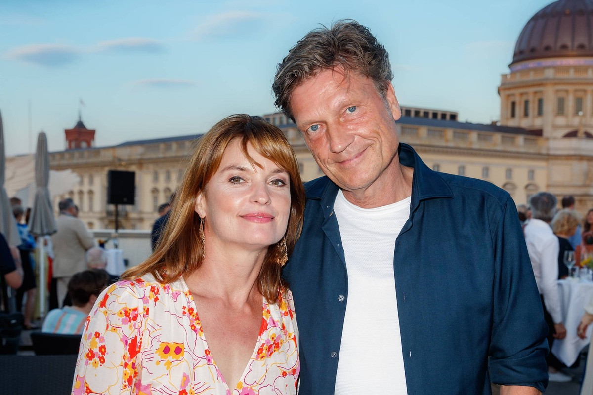 UFA Filmn‰chte, Auftakt in Berlin Event - UFA FilmnaÃàchte 2023 Ina Paule Klink mit Freund Roland Suso Richter beim Auftakt der UFA FilmnaÃàchte in der Bertelsmann-RepraÃàsentanz am 23.08.2023 in Berl ...