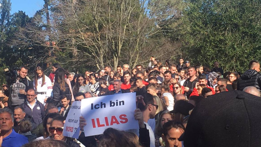 Hunderte Menschen haben sich kurz vor 14 Uhr im Schützenmattpark in Basel versammelt.