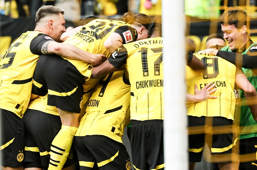 epa12109754 Dortmund players celebrate after scoring the 3-0 goal during the German Bundesliga match between Borussia Dortmund and Holstein Kiel in Dortmund, Germany, 17 May 2025. EPA/FRIEDEMANN VOGEL ...