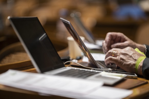 Ein Mitglieder der Grossen Kammer arbeitet an seinem Laptop Computer, an der Sommersession der Eidgenoessischen Raete, am Dienstag, 13. Juni 2023 im Nationalrat in Bern. (KEYSTONE/Alessandro della Val ...