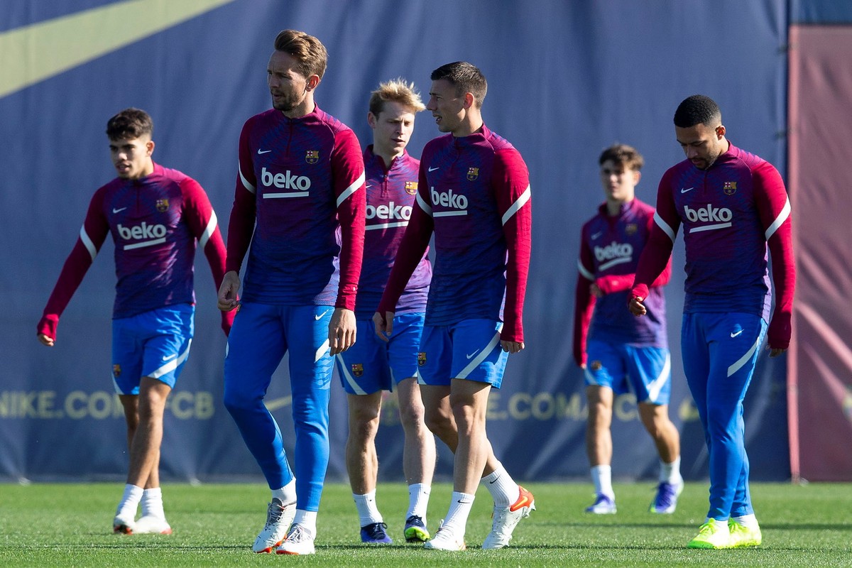 epa09565841 FC Barcelona's players during the team's training session at Joan Gamper Sports City in Sant Joan Despi, Barcelona, Spain, 05 November 2021. FC Barcelona will face Celta de Vigo  ...