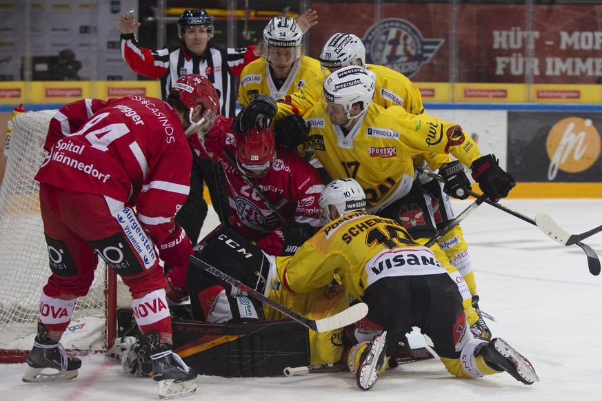 SC Rapperswil-Jona Lakers Stuermer Yannick-Lennart Albrecht, Mitte, und Sandro Zangger, links, gegen Verteidiger Colin Gerber (#14), Stuermer Thierry Bader (#79), Verteidiger Thomas Thiry (#17), Stuer ...