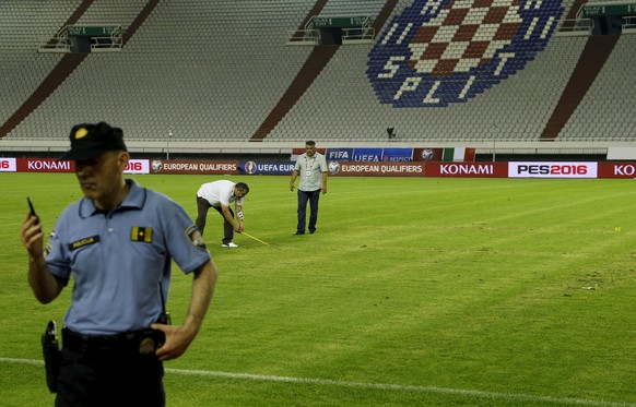 Es ist schwierig auszumachen, doch auf dem Rasen in Split wurde ein Hakenkreuz gemalt.