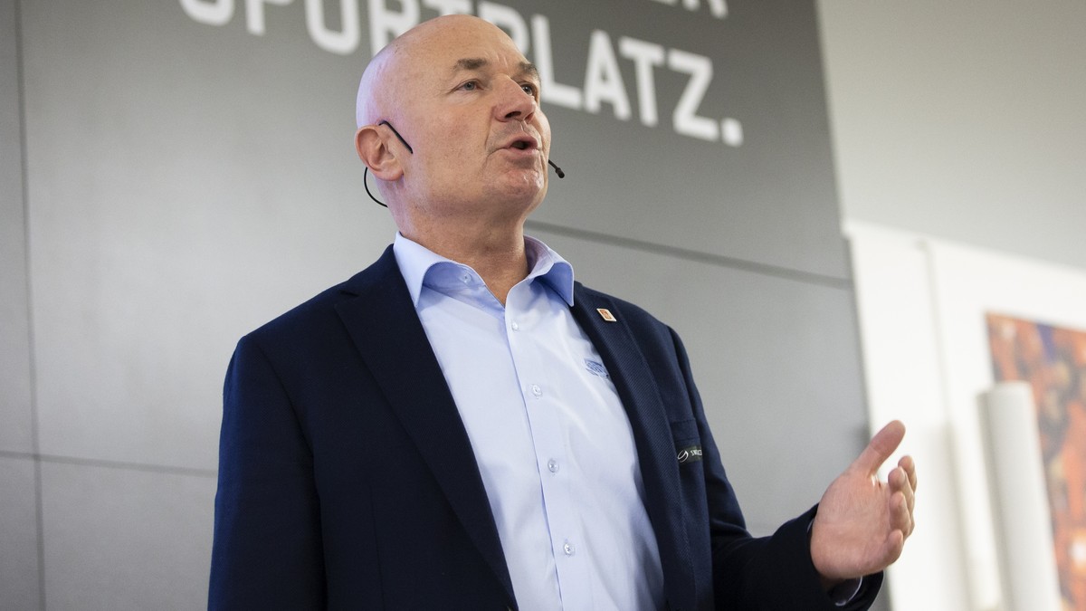 Denis Vaucher, Director National und Swiss League, spricht waehrend der Medienkonferenz nach einer ausserordentlichen Ligaversammlung ueber das weitere Vorgehen hinsichtlich der bevorstehenden Playoff ...