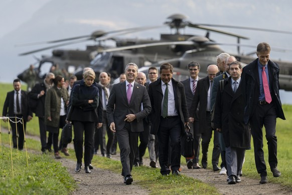 Bundesraetin Karin Keller-Sutter, Bundespraesident Ignazio Cassis, Bundesrat Ueli Maurer, Bundeskanzler Walter Thurnherr, und der Buendner Regierungspraesident Marcus Caduff, von links, bei der Bundes ...