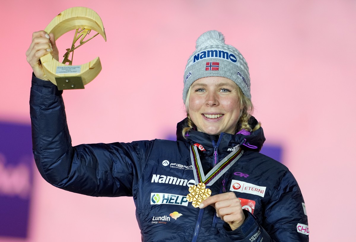 ABD0245_20210303 - OBERSTDORF - DEUTSCHLAND: Maren Lundby (NOR) mit der Gold-Medaille am Mittwoch, 03. M