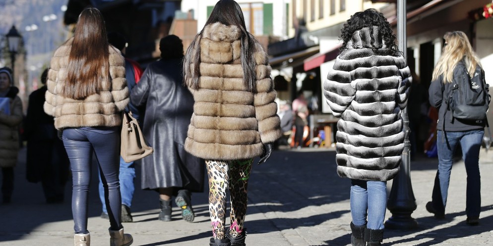 Das Dorf Gstaad ist besonders beliebt unter reichen Menschen. Nebst diversen Sportveranstaltungen sind dort auch Luxusboutiquen zu finden. (Symbolbild)
