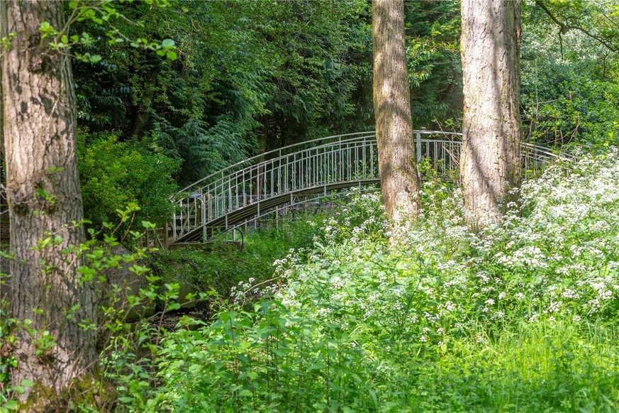 Mel B's house is for sale. 
Church Road
Little Marlow, Marlow, Buckinghamshire, SL7 3RZ
https://search.savills.com/property-detail/gbherslac210396