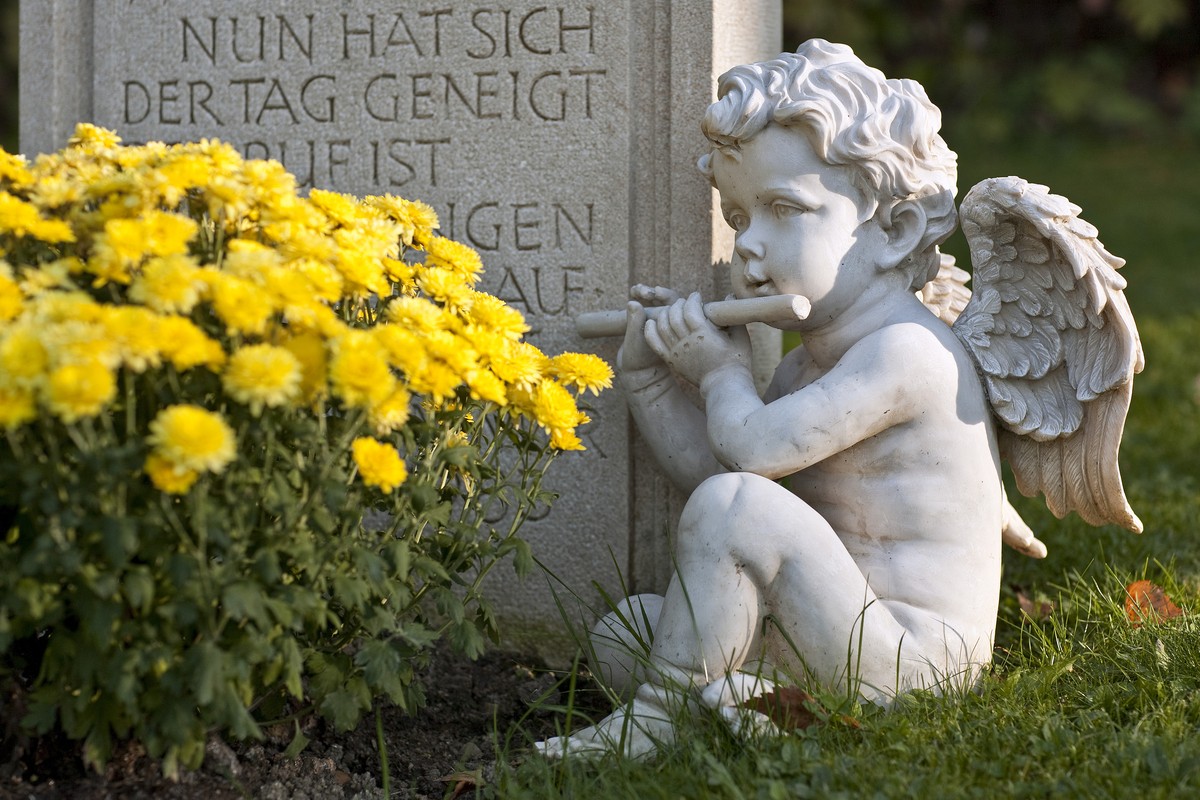 A stone angel plays the flute next to a tombstone on the city of Berne's Schlosshalden cemetery, pictured on October 2, 2009 in Bern, Switzerland. (KEYSTONE/Alessandro della Bella)

Ein steinerne ...