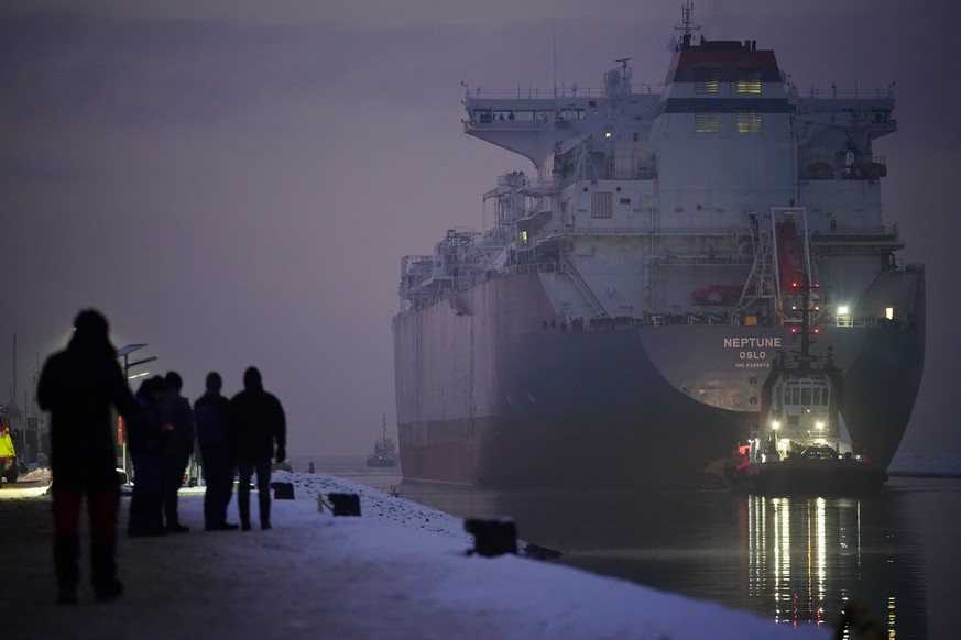 epaselect epa10368754 The FSRU ship ?Neptune?  arrives at the industrial port of Lubmin in Lubmin, Germany, December 16, 2022. The Floating Storage Regasification Unit (FSRU) ?Neptune?  want to be part of the...