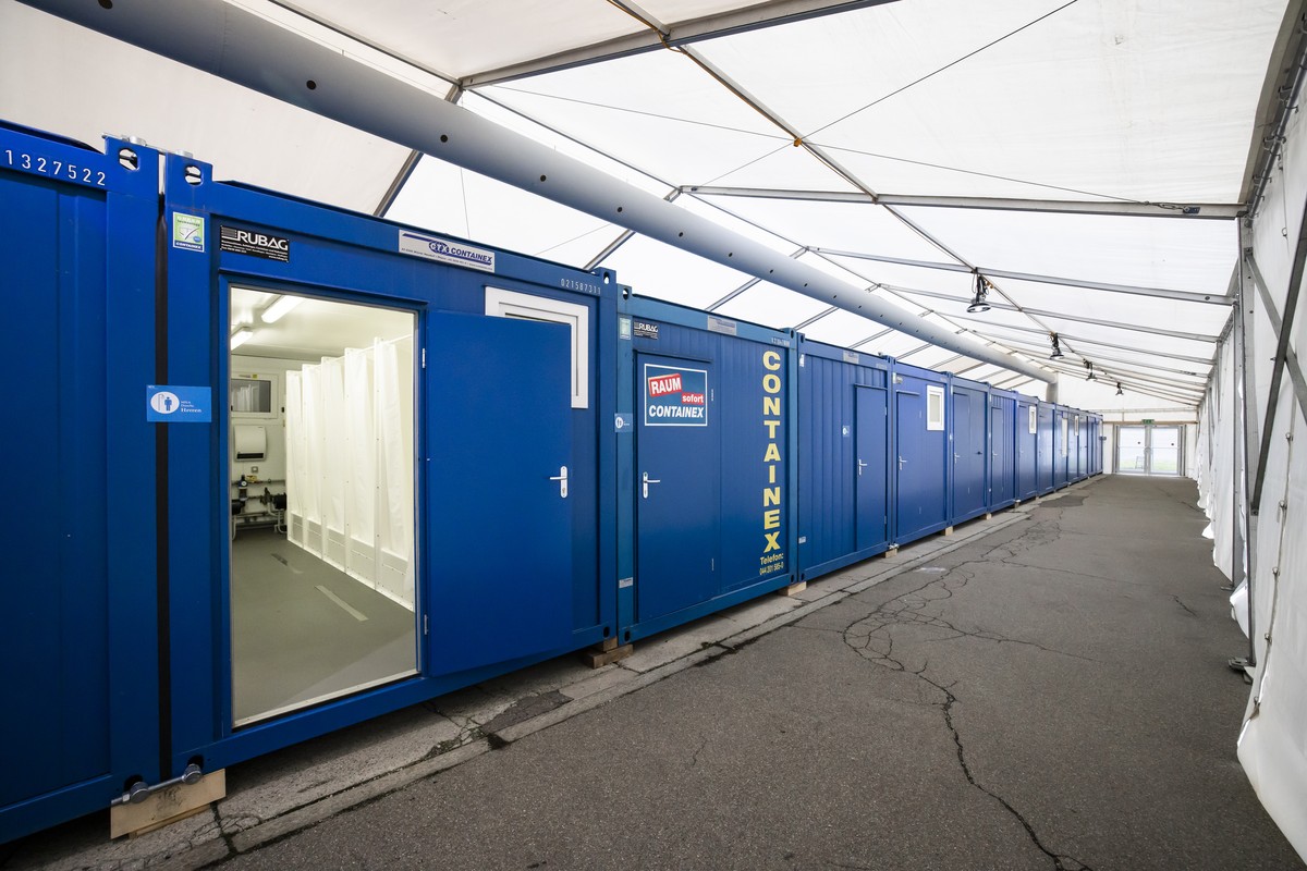 Container mit Sanitaeren Anlagen in einem Zelt bei der ehemaligen Polizeikaserne die in den naechsten Tagen als temporaere Asyl-Unterkunft in Betrieb genommen wird, aufgenommen am Montag, 16. Januar 2 ...
