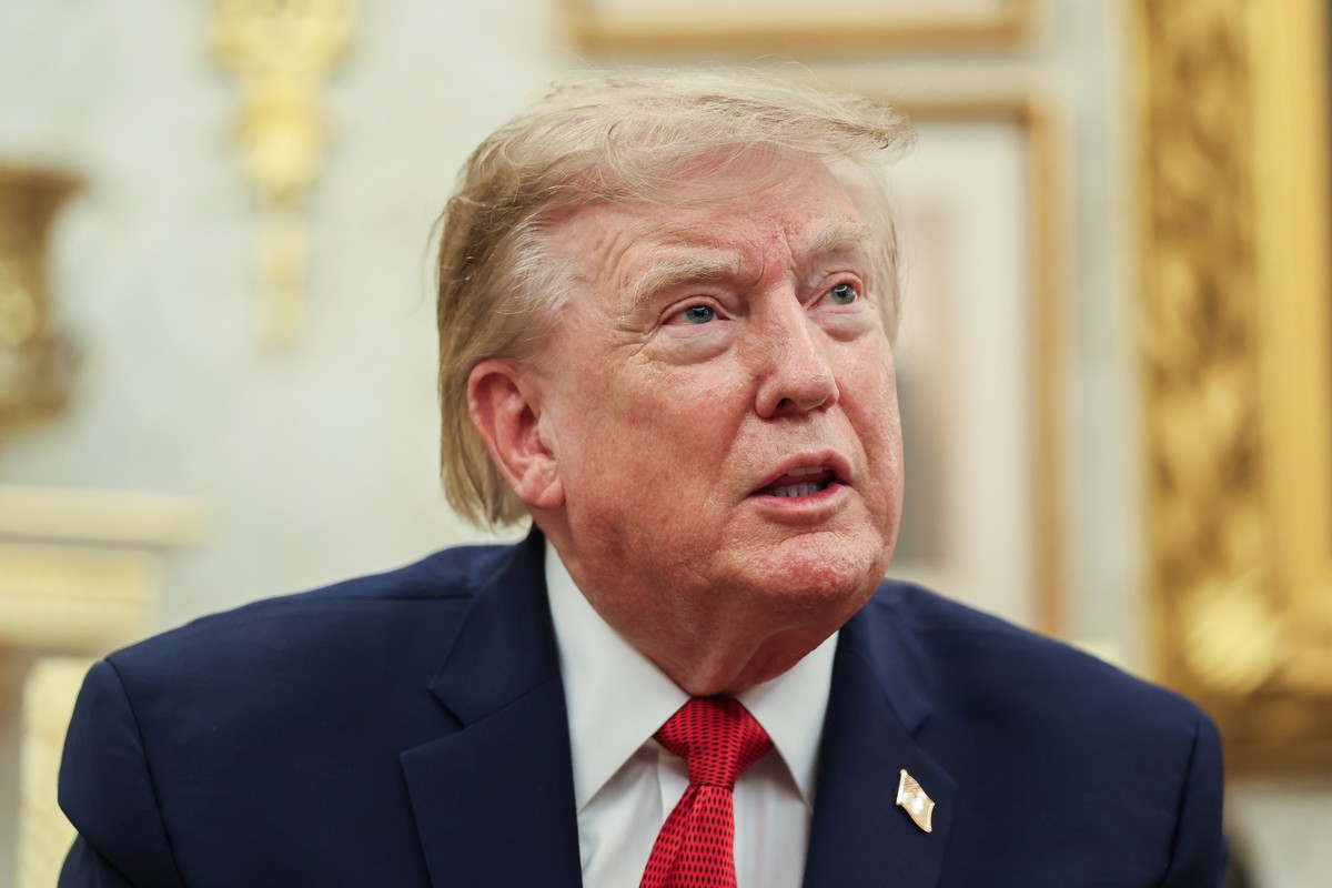 epa13176298 US President Donald J. Trump hosts Lifeguard Ryder Williams in the Oval Office of the White House in Washington, DC, USA, 17 August 2026. Ryder Williams, a 16-year-old lifeguard, saved the ...
