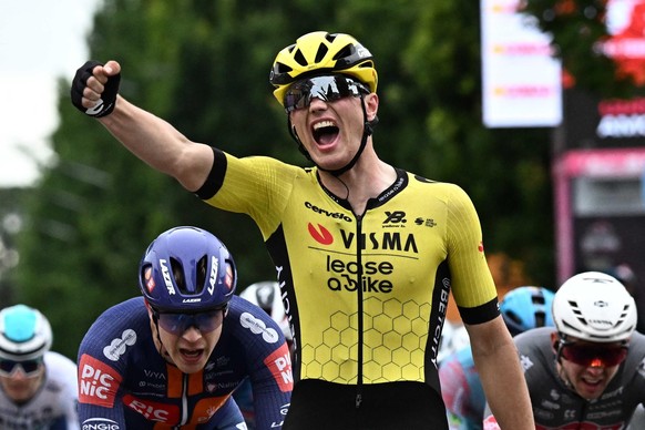 KEYPIX - epa12126260 Dutch rider Olav Kooij of Team Visma | Lease a Bike celebrates after crossing the finish line to win the 12th stage of the 108th Giro d&#039;Italia 2025, a 172 km cycling race fro ...