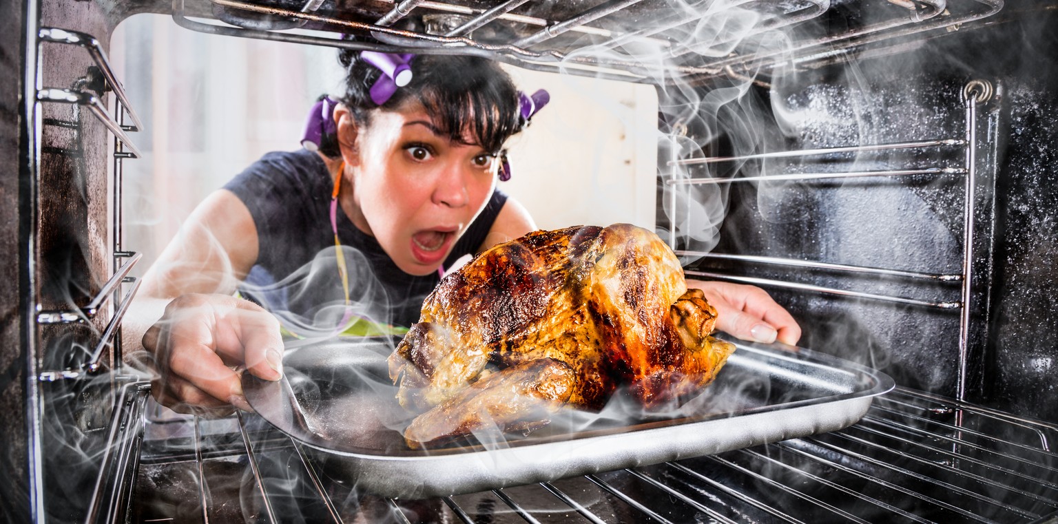 truthahn huhn hähnchen ofen verbrennt kochen braten frau horror essen food